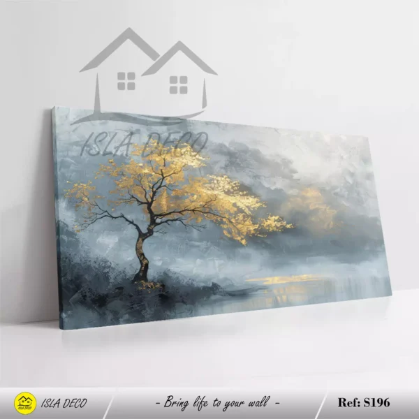 Arbre doré sur fond bleu et paysage brumeux